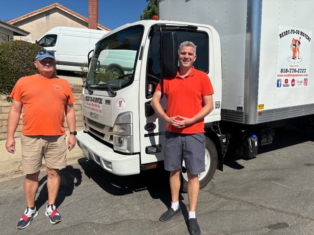 Ready-to-go movers load customers at Winnetka ca home to move to long distance.