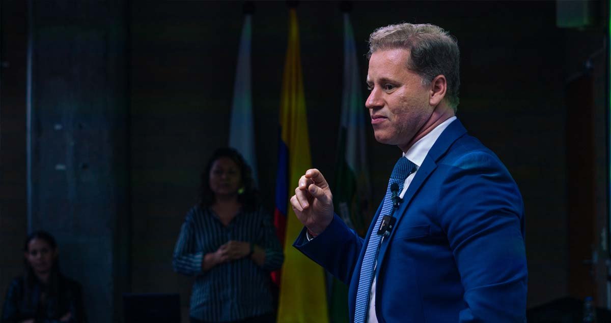 Feras Mousilli teaching in Medellin, Colombia